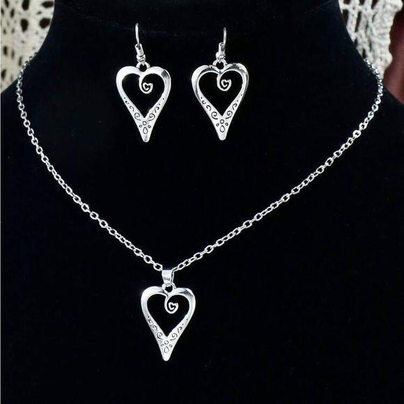 💙Hollow out heart pendant necklace & drop earrings. - Picture 5 of 5